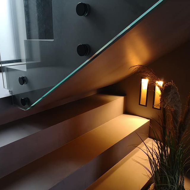 Lys under en trapp